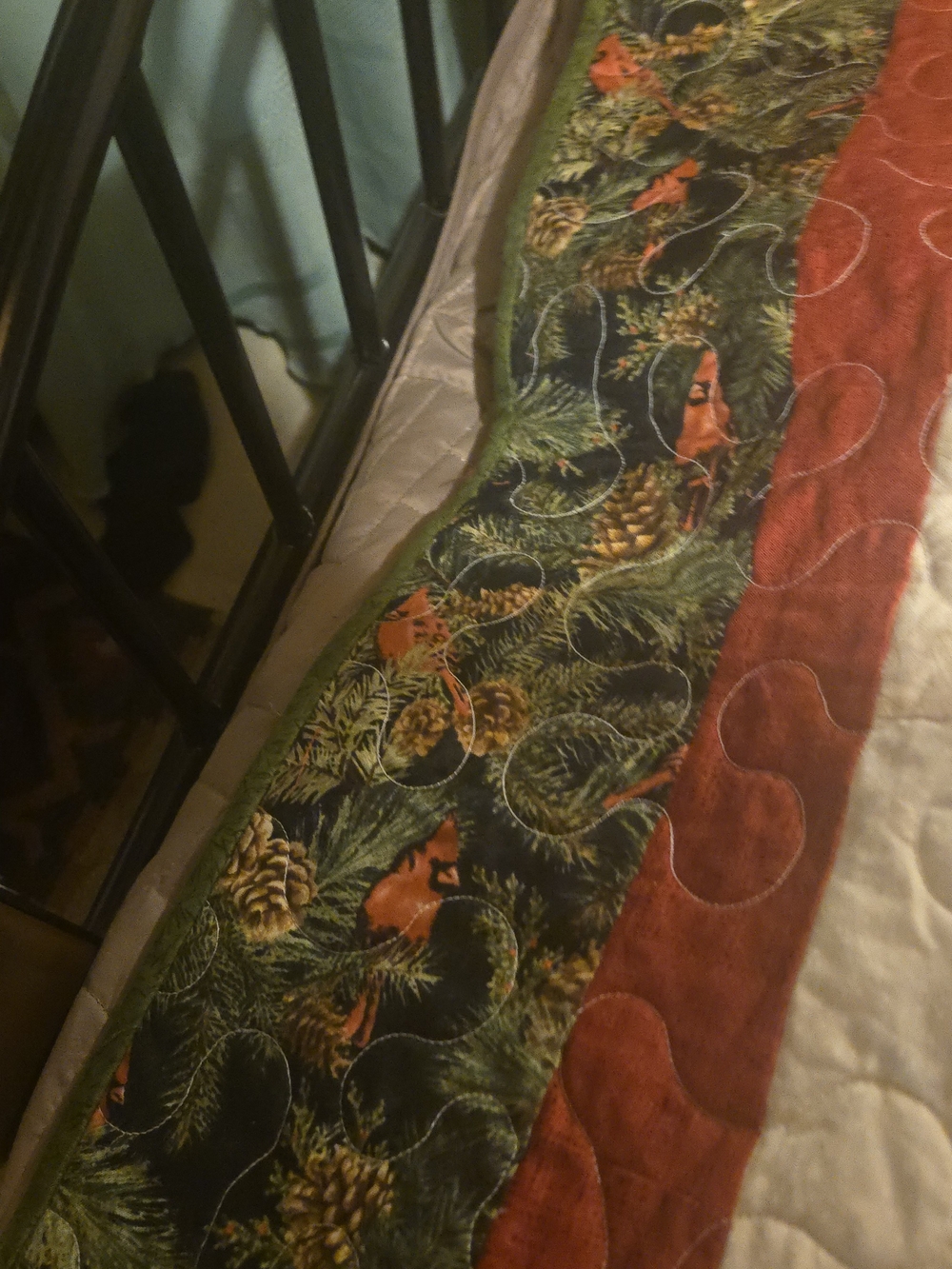 Handmade christmas Cardinal Patchwork Quilt - Red and Green Home Bedding - Picture 5 of 10